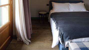 Suite, vista a la colina | Cortinas blackout, tabla de planchar con plancha y wifi gratis