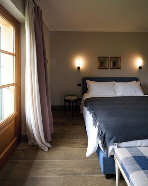 Suite, vista collina | Tende oscuranti, ferro/asse da stiro, Wi-Fi gratuito