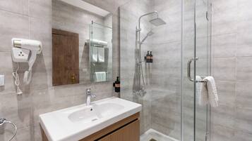 Standard Twin Room | Bathroom | Shower, slippers, towels, soap