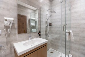 Standard Twin Room | Bathroom | Shower, slippers, towels, soap - Prime Boutique Hotel Heliopolis Terrace (Cairo Governorate)