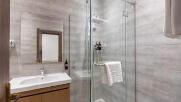 Standard Twin Room | Bathroom | Shower, slippers, towels, soap