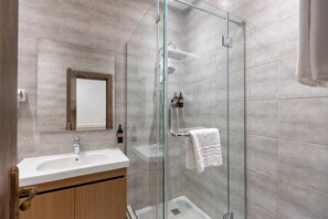 Standard Twin Room | Bathroom | Shower, slippers, towels, soap
