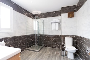 Habitación triple estándar | Baño | Regadera, pantuflas, toallas, jabón