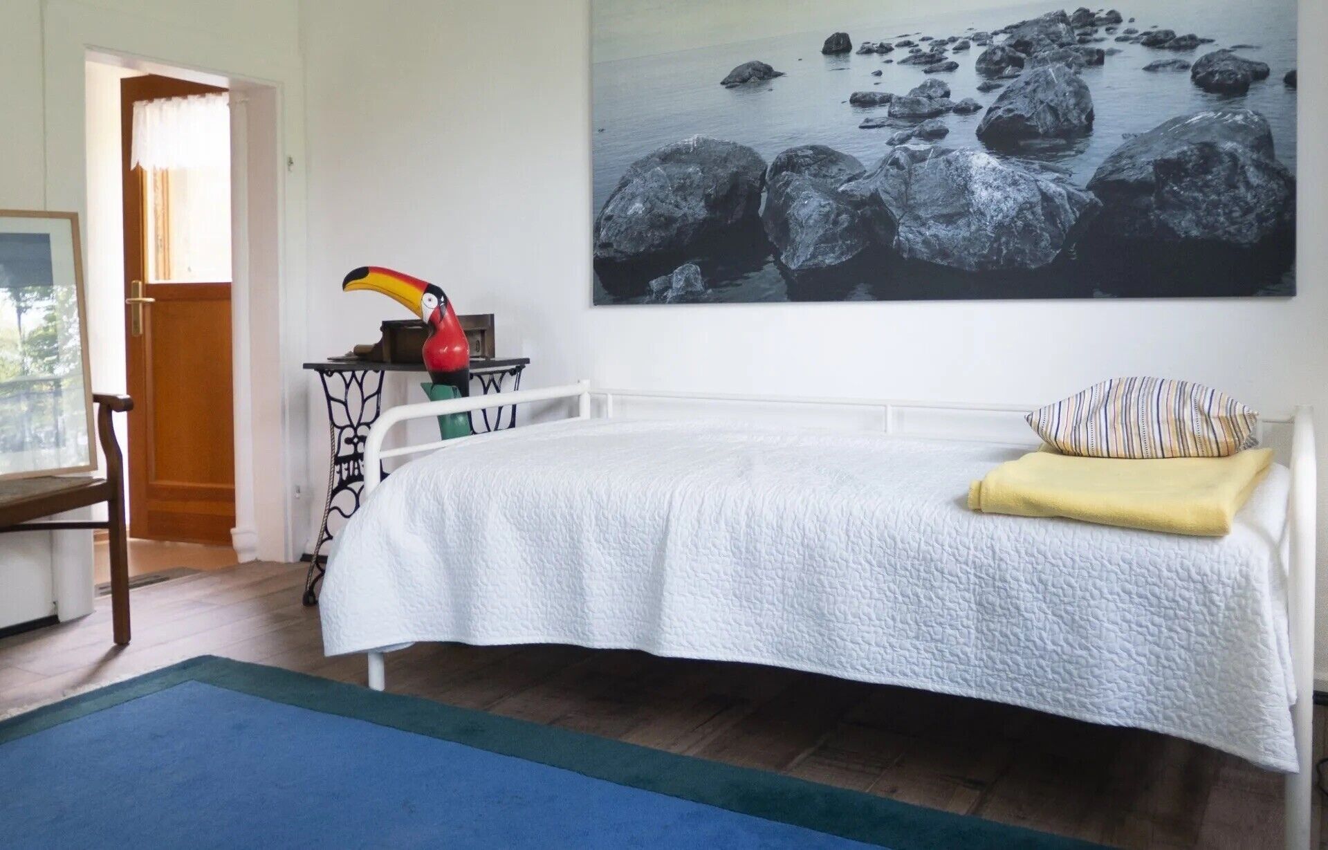 Tabla de planchar con plancha, wifi, ropa de cama