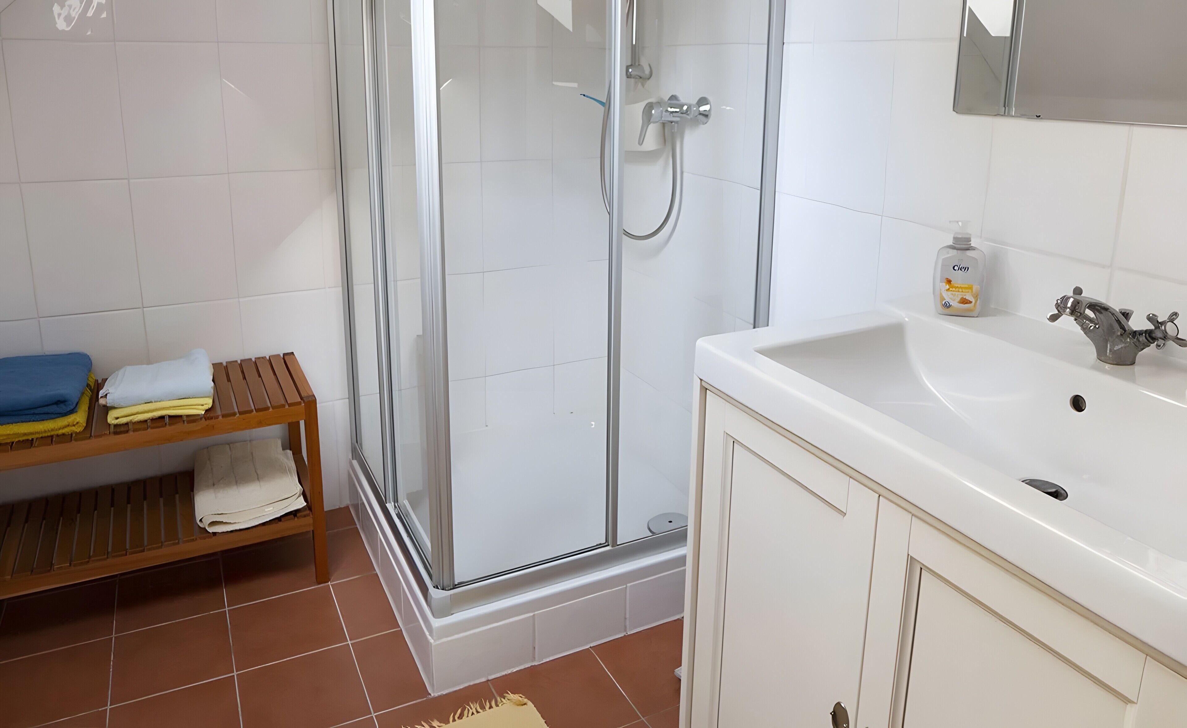 Douche, articles de toilette gratuits, sèche-cheveux