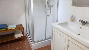 Dusche, kostenlose Toilettenartikel, Haartrockner, Handtücher