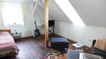 2 habitaciones, escritorio, tabla de planchar con plancha y wifi