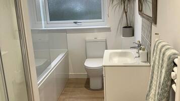 SĂšche-cheveux, serviettes fournies, savon, papier toilette