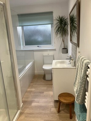 Haartrockner, Handtücher, Seife, Toilettenpapier