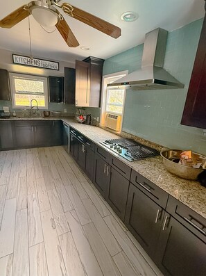 Kylskåp, mikrovågsugn, ugn och kaffe- och tebryggare