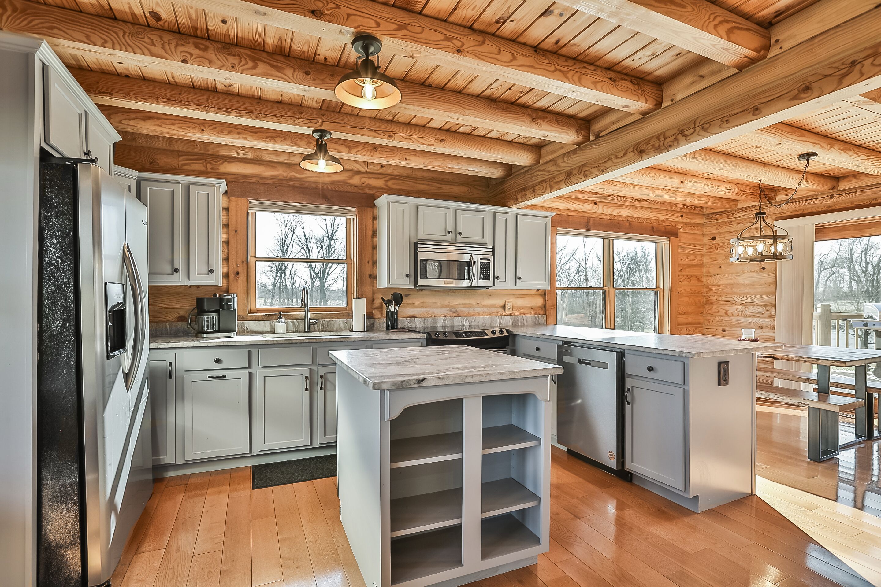 Frigorífico, microondas, horno y placa de cocina