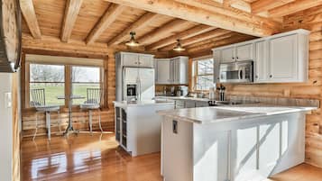 Geladeira, micro-ondas, fogão, cooktop