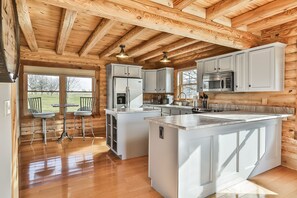 Fridge, microwave, oven, stovetop - The Rec Farm - Cabin on farm, Fishing Pond, Hot Tub, Arcade Barn, Sleeps 12+ (Shelbyville)