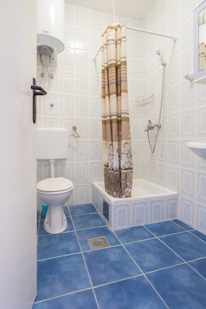 Secadora de cabello, toallas, jabón, papel de baño 