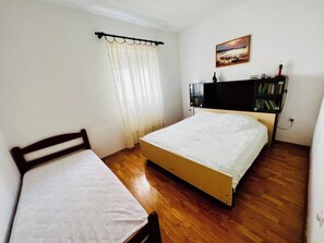 2 habitaciones, tabla de planchar con plancha, wifi y ropa de cama 