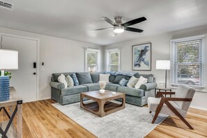 Living area - The Baker Cottage in Granbury (Granbury)