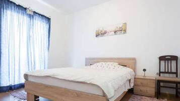 5 bedrooms, iron/ironing board, WiFi, bed sheets