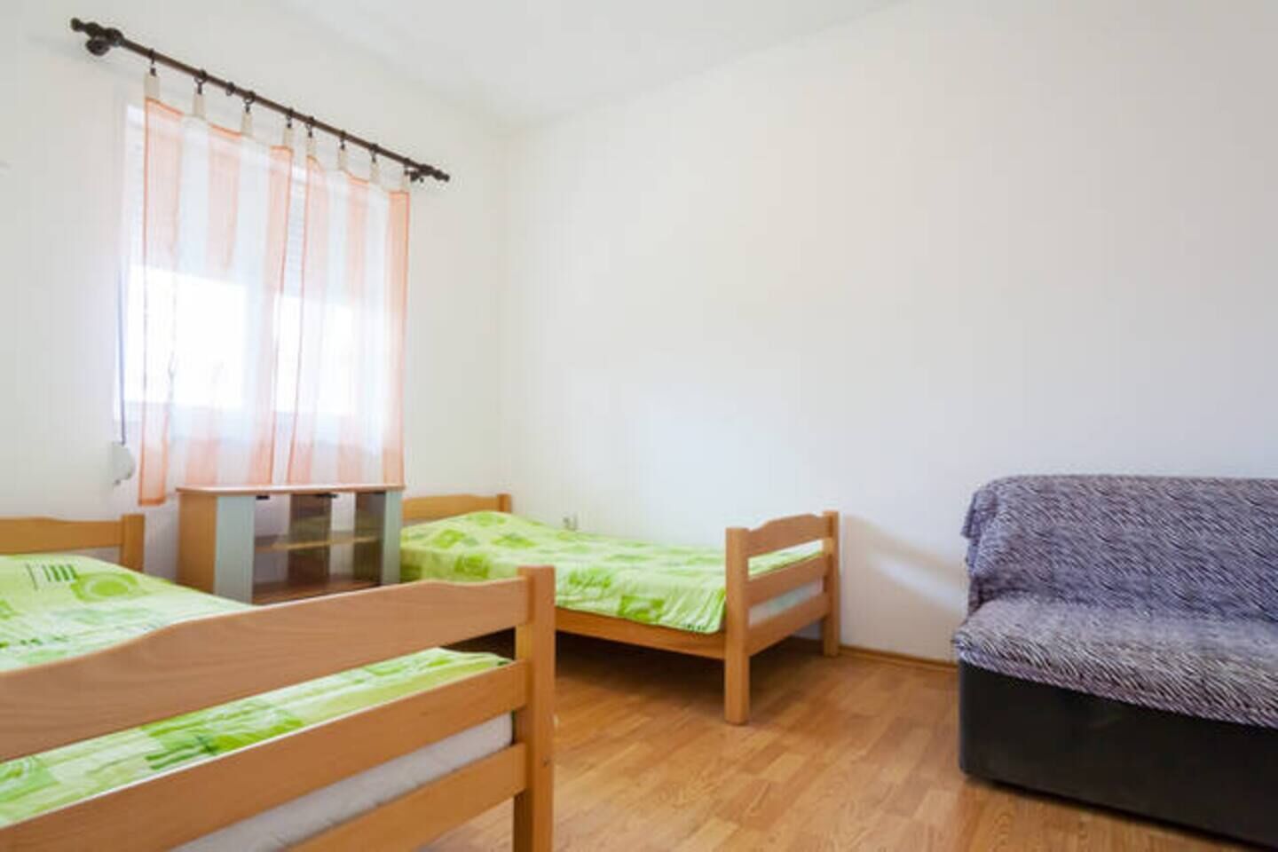 5 bedrooms, iron/ironing board, WiFi, bed sheets