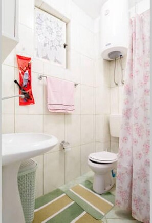 Shower, towels, soap, toilet paper - Comfortable house for comfortable stay (14 people) (Šušanj)