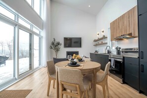 Fridge, microwave, oven, stovetop - Modern Comfort | SPA | Mountain | Chalet KNOX (Saint-Côme)