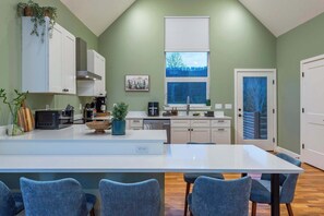Fridge, microwave, oven, stovetop - Mountain Retreat • Sauna • Outdoor Dining • Nature (Asheville)