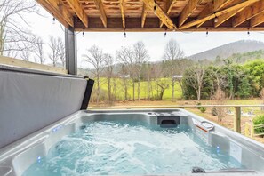 Outdoor spa tub - Mountain Retreat • Sauna • Outdoor Dining • Nature (Asheville)