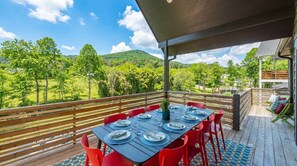 Outdoor dining - Mountain Retreat • Sauna • Outdoor Dining • Nature (Asheville)