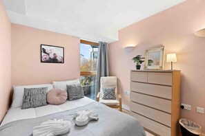 Iron/ironing board, free WiFi, bed sheets - City Belle | By My Getaways (Brighton)