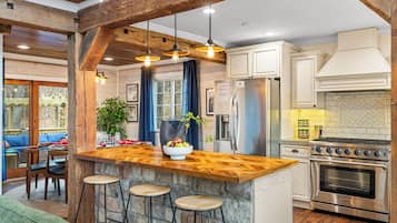 Kylskåp, mikrovågsugn, ugn och spishäll