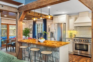 Kylskåp, mikrovågsugn, ugn och spishäll