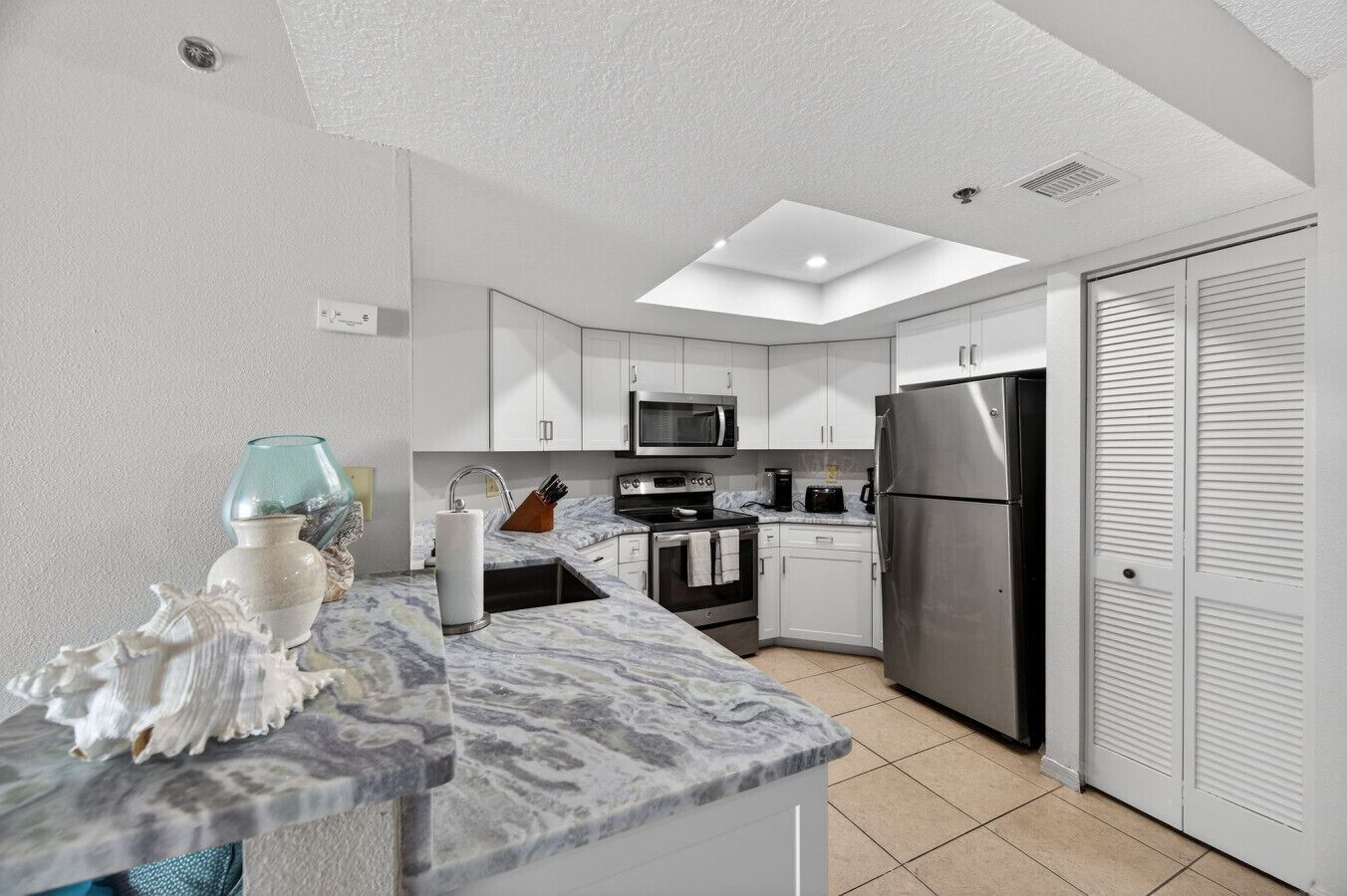 Jääkaappi, mikroaaltouuni, uuni, liesi