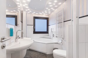 Dusche, Haartrockner, Handtücher