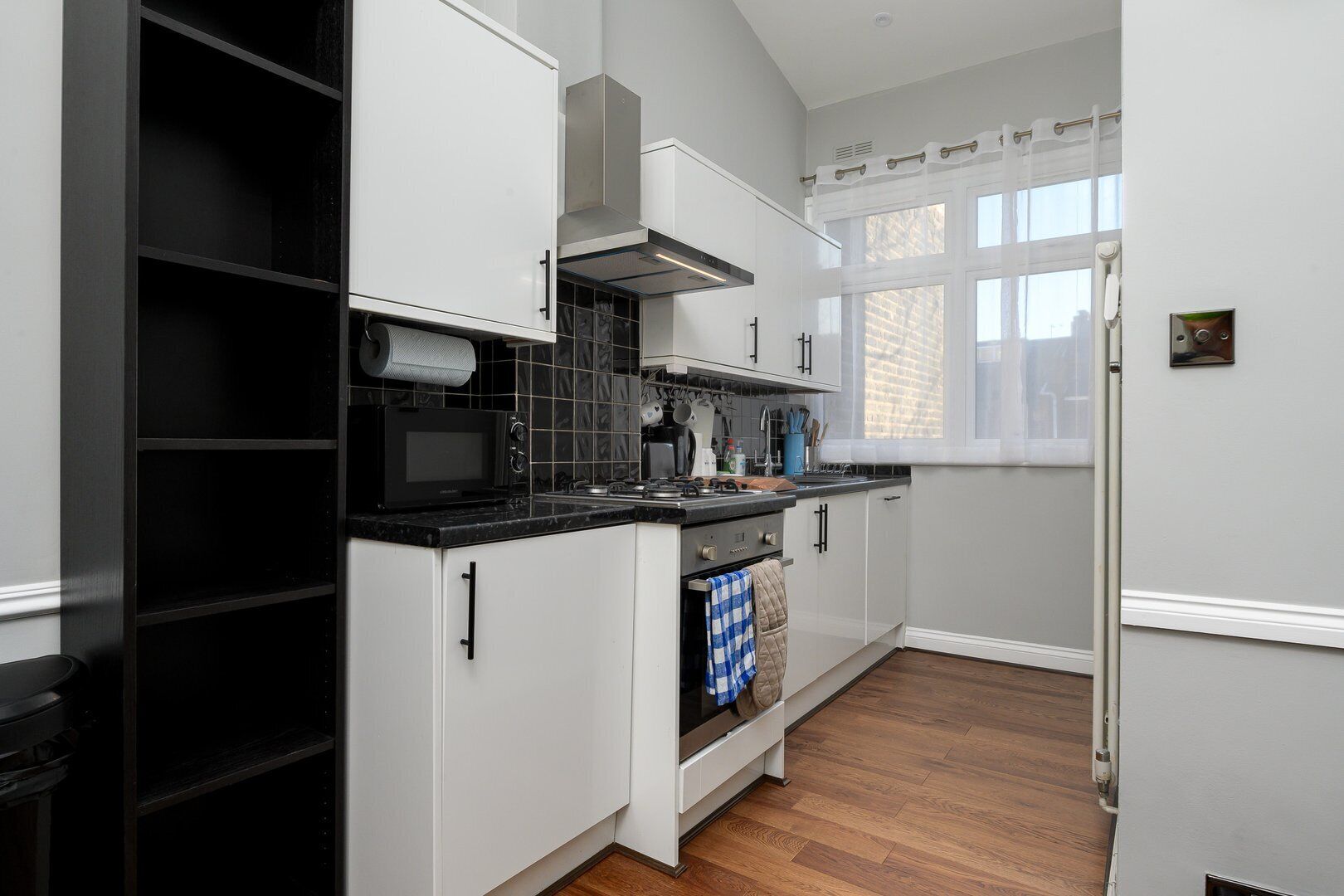 Kjøleskap, mikrobølgeovn, ovn og oppvaskmaskin