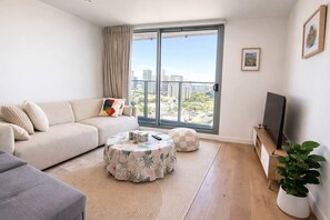 Televisión y oficina 