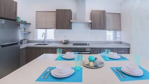 Een moderne keuken met een eethoek voor vier personen.