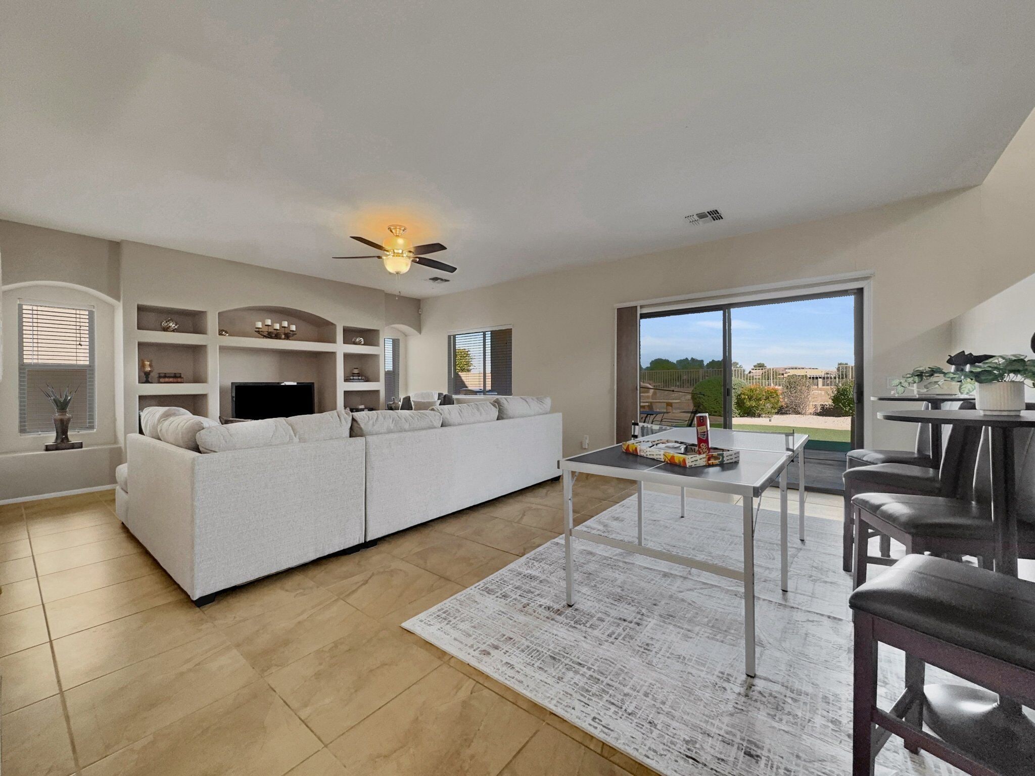 Hus - flera sängar - uteplats - utsikt mot trädgården (Bustos Maricopa) | Interiör