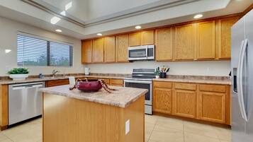 House, Multiple Beds, Patio, Garden View (Bustos Maricopa) | Private kitchen