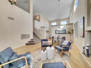 Nhà, nhiều giường, sân hiên, quang cảnh vườn (Bustos Maricopa) | Khu phòng khách