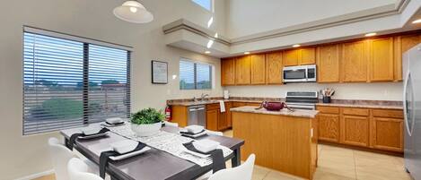 House, Multiple Beds, Patio, Garden View (Bustos Maricopa) | Private kitchen