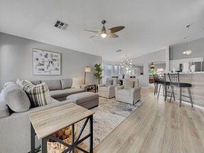 Maison, plusieurs lits, accès piscine, vue piscine (153rd Surprise) | Coin séjour