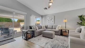 Maison, plusieurs lits, accès piscine, vue piscine (153rd Surprise) | Coin séjour