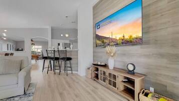 Casa, várias camas, acesso à piscina, vista para a piscina (153rd Surprise) | Área de estar