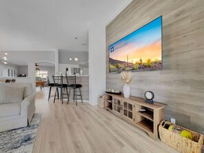 Casa, várias camas, acesso à piscina, vista para a piscina (153rd Surprise) | Área de estar