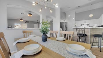 Maison, Plusieurs lits, accès à la piscine, vue sur la piscine (153rd Surprise) | Restauration