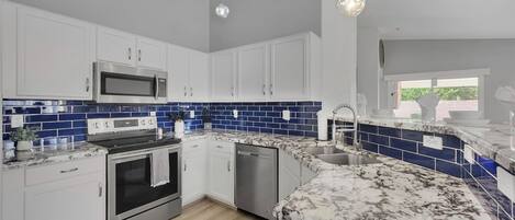 Casa, varias camas, acceso a la alberca, vista a la alberca (153rd Surprise) | Cocina privada