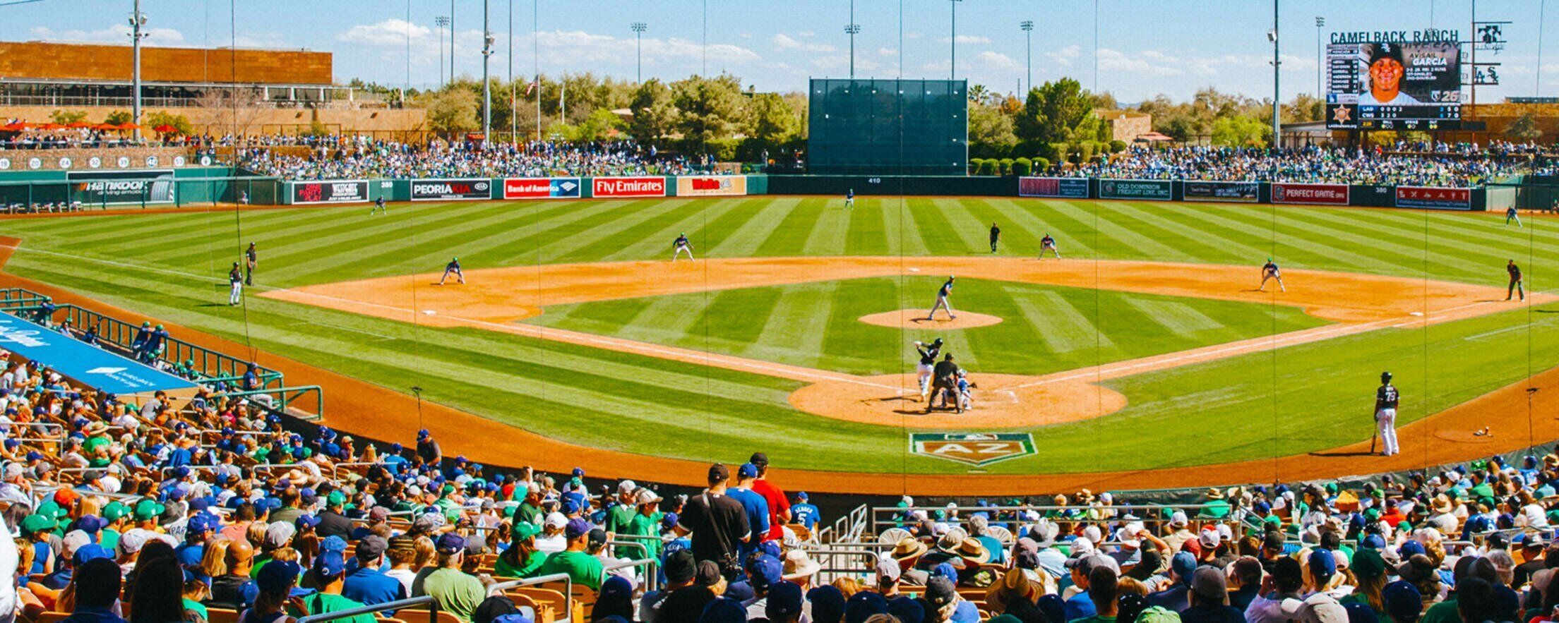 Uno stadio di baseball con un vasto pubblico, diversi livelli di tribuna e cartelloni pubblicitari.