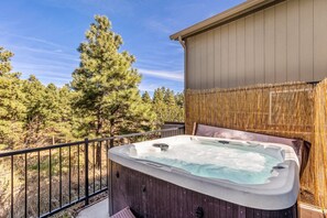 Outdoor spa tub - Retreat Flagstaff (Flagstaff)