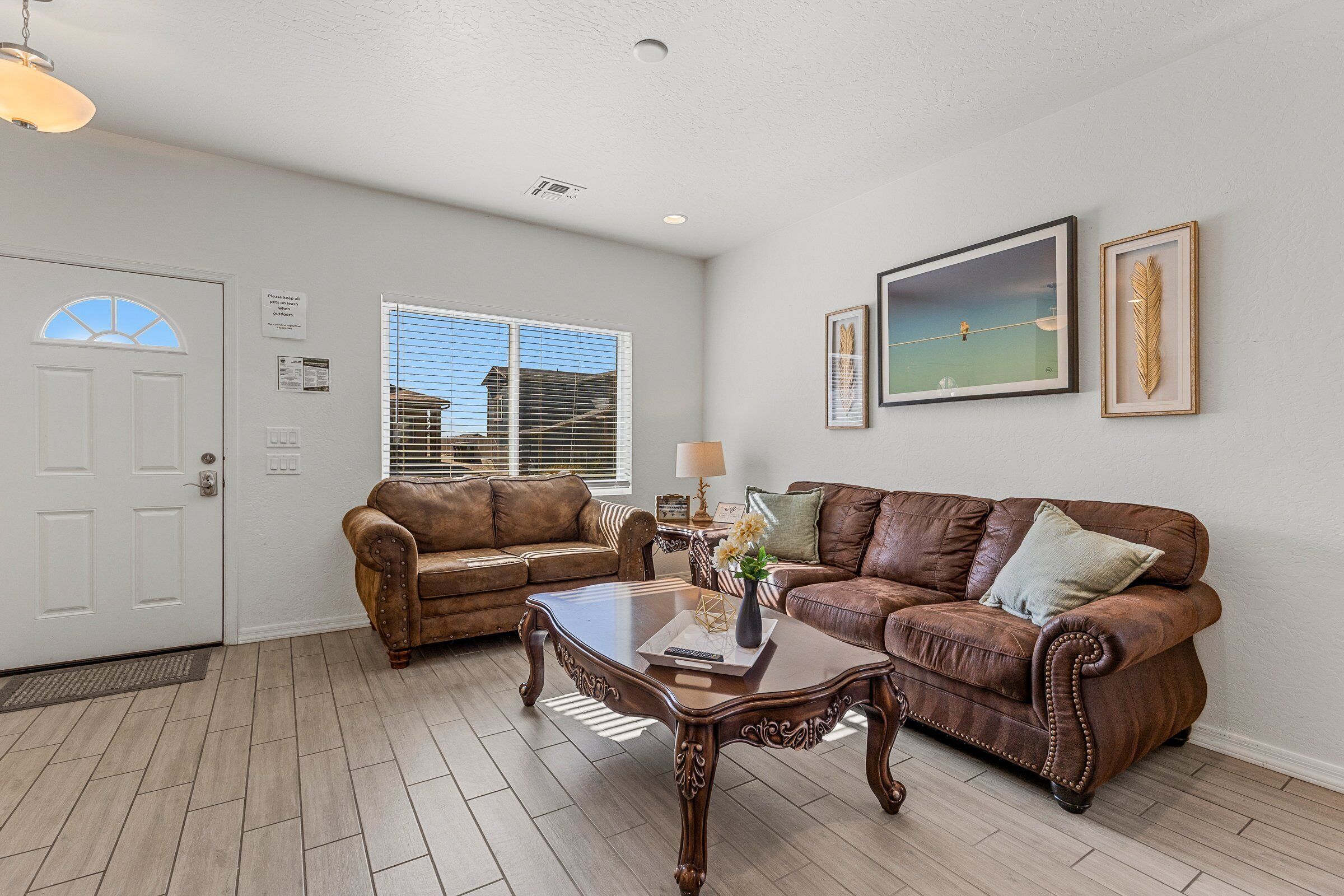 Ferienhaus, Mehrere Betten, Whirlpool, Bergblick (Retreat Flagstaff) | Wohnbereich