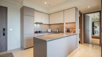 Escritorio, espacio para trabajar con laptop y wifi gratis