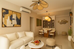 Escritorio, espacio para trabajar con laptop y wifi gratis 